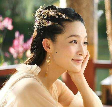 明星网红上身新中式婚纱,明星网红演绎新中式婚纱的古典韵味