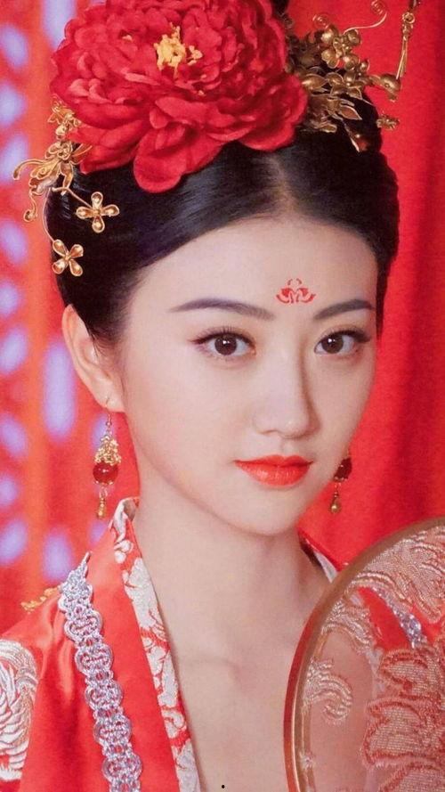 明星网红上身新中式婚纱,明星网红演绎新中式婚纱的古典韵味