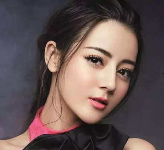明星网红减龄扎发,时尚扎发引领潮流新风尚