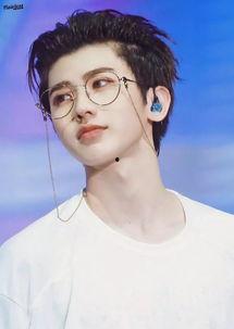 戴卡西欧的明星网红,明星网红的时尚宠儿，潮流风向标