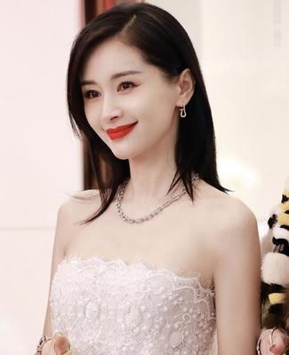 明星网红背心照片女生,明星同款背心，展现夏日魅力瞬间