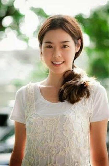 明星网红背心照片女生,明星同款背心，展现夏日魅力瞬间