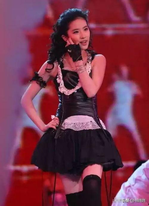 明星网红穿白丝袜跳舞,明星网红演绎时尚魅力