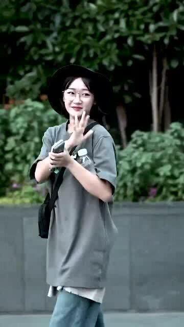 模仿明星网红走街的人,跟随明星网红的脚步，探寻时尚潮流的足迹